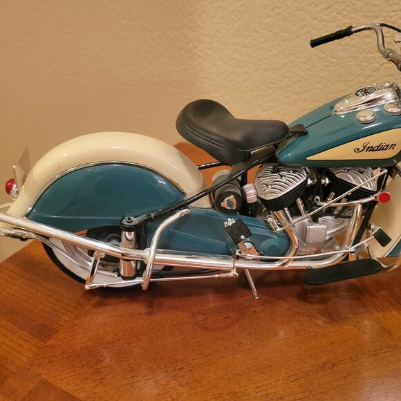 Guiloy 1948 Indian Chief Die-Cast Motorcycle - Picture 8 of 14